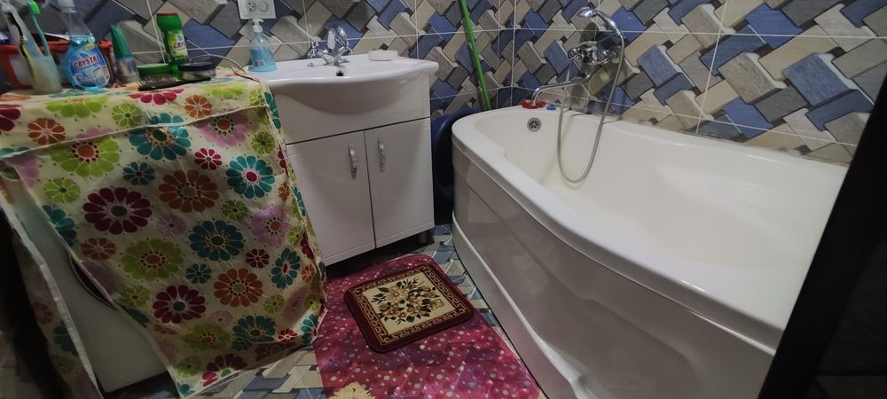 Зарафшон шахри. 3-хоналик квартира 4-хоналик килинган.