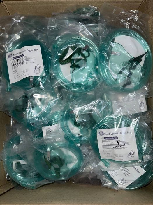 кислородные маски, используемые для подачи кислорода пациентам с затру