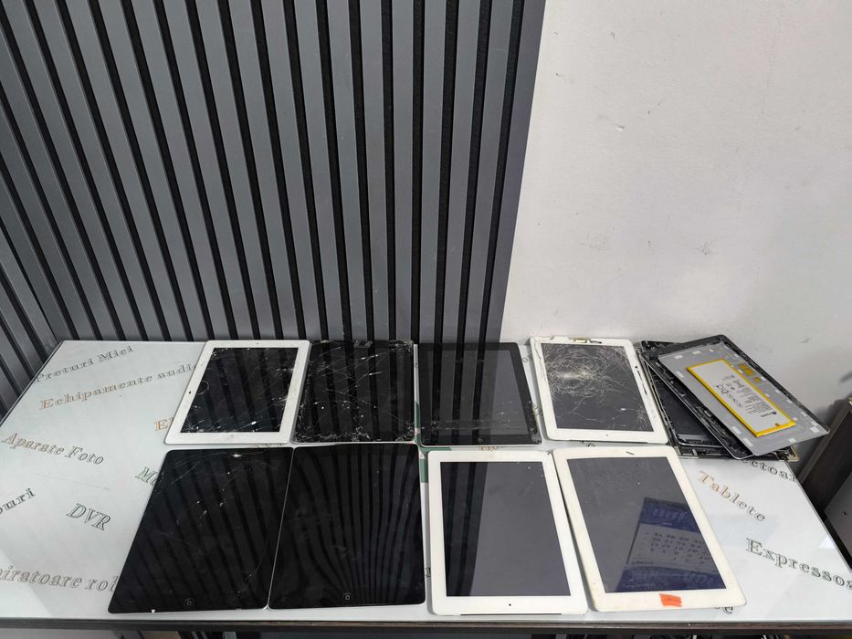 Lot 9 iPad-uri functionale dar cu display spart —  piese / reparații