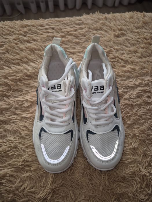 Продам женские кросовки