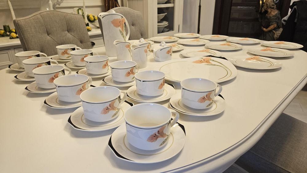 Set Villeroy Boch model Iris 12 persoane impecabil