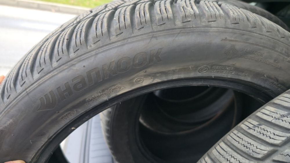 Vând anvelope iarnă Hankook 235/50/R19, stare foarte bună