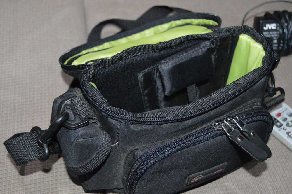 Camera video miniDV JVC GR-D270E citeste anuntul