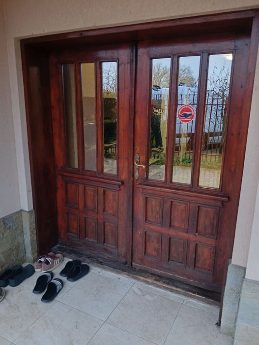 Входна двукрила дърва врата