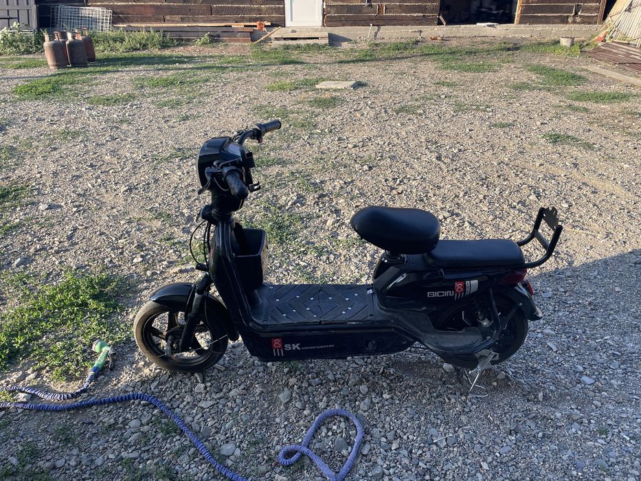 Продам электроскутер Ск8