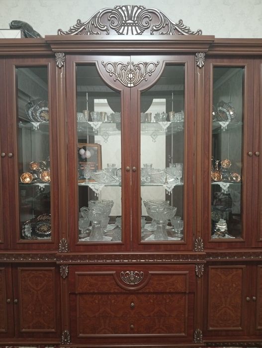 Mebel stenka sotiladi.