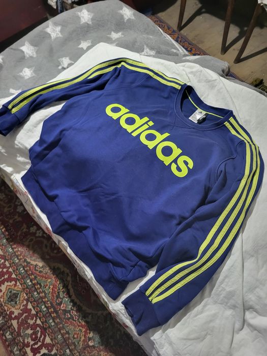 Bluza bărbătească marca Adidas culoarea albastru cu dungi galben fosfo