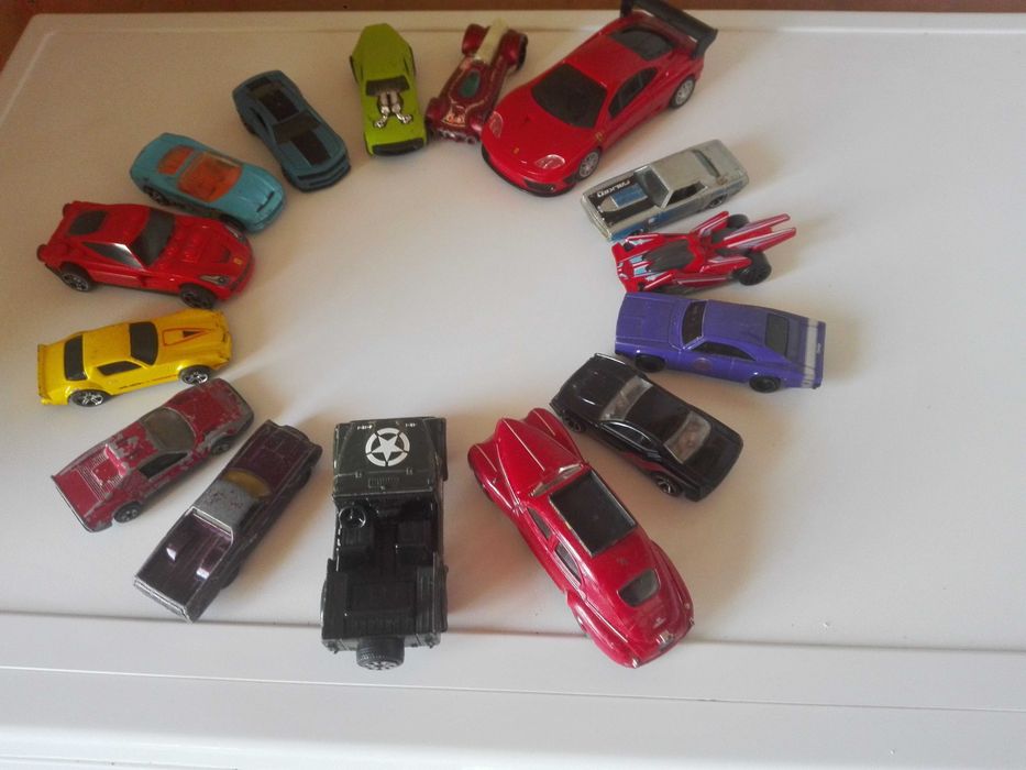 Играчки - колички и моторчета.