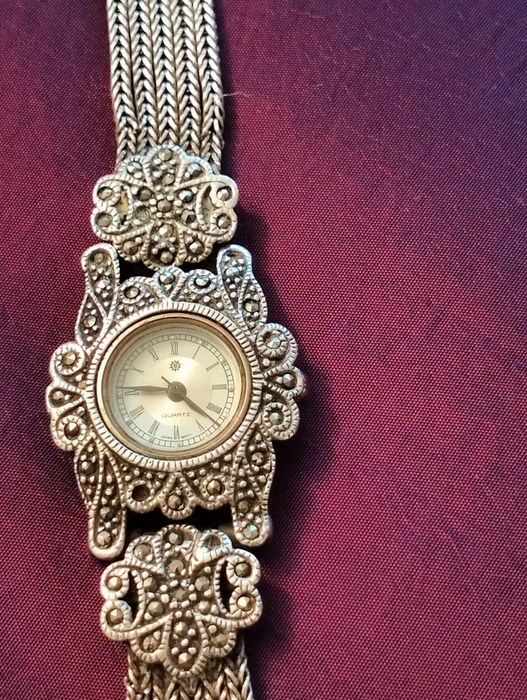 Серебряные часы часовщик проверил.Часы идут