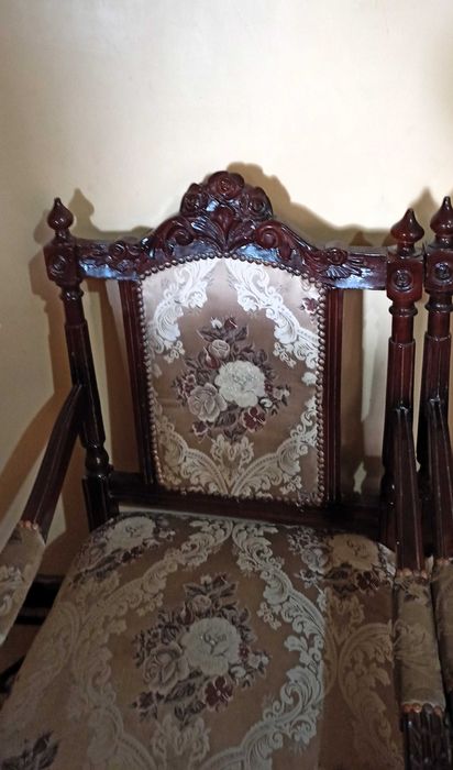 Продаётся антикварный комплект мебели диван и 4 кресла для гостиной