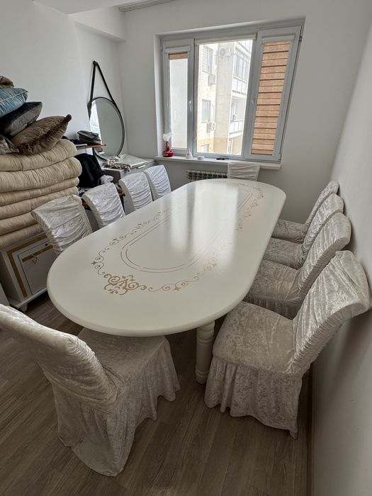 Большой стол со стульями