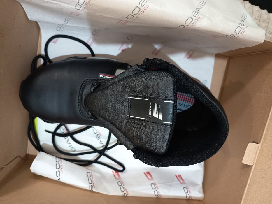 Продавам чисто нови обувки "GIASCO" (с бомбе)