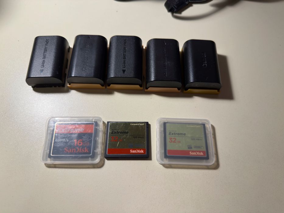 Canon 5D Mark II + батериен грип + 5 батерии, дистанционно и аксесоари