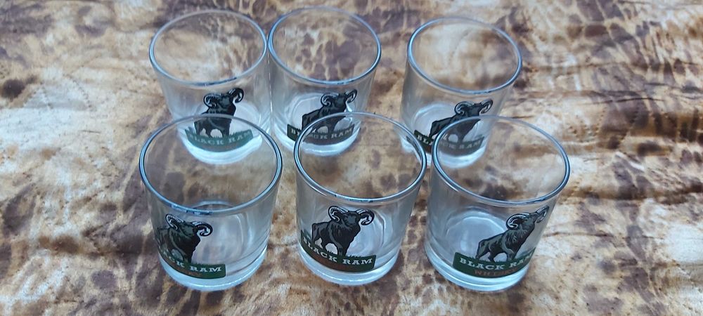 Продавам 6 броя стъклени чаши с надпис блек рам уиски  нови