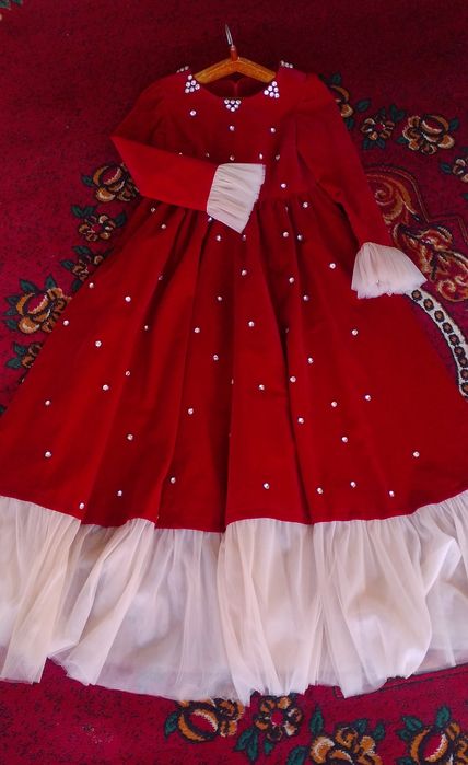 vecherniy ko'ylak. koylakning narxi yozilgan. Bittasi 300.000 so