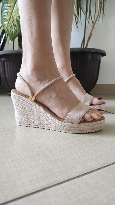 Sandale dama noi mărime 38 culoare crem