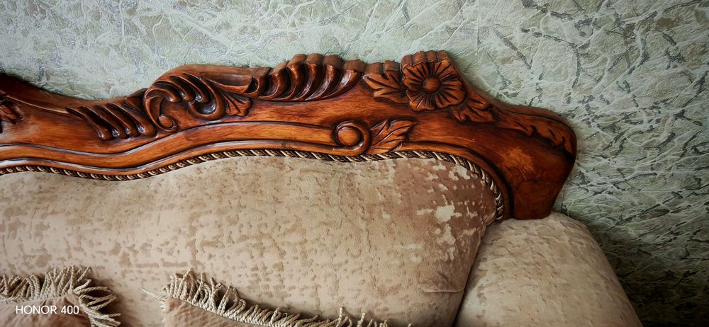 Диван велюровый.