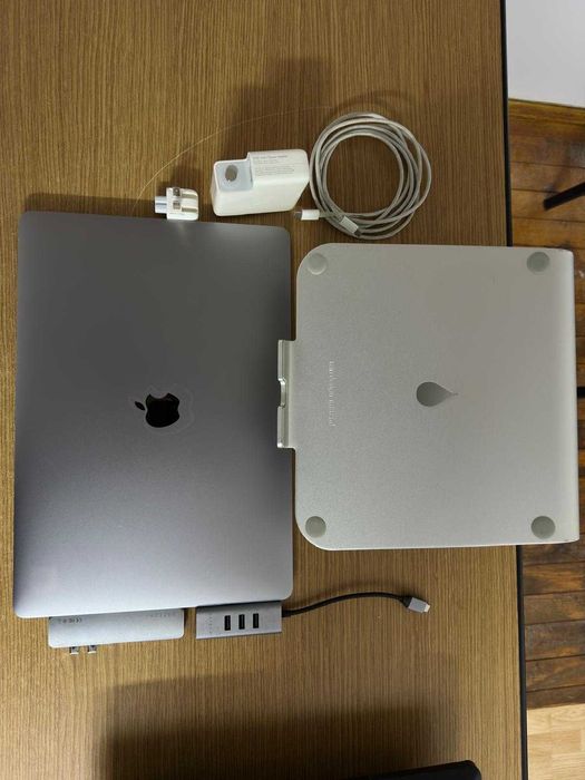 MacBook Pro 15" i7/16GB/512GB – pachet complet, negociabil