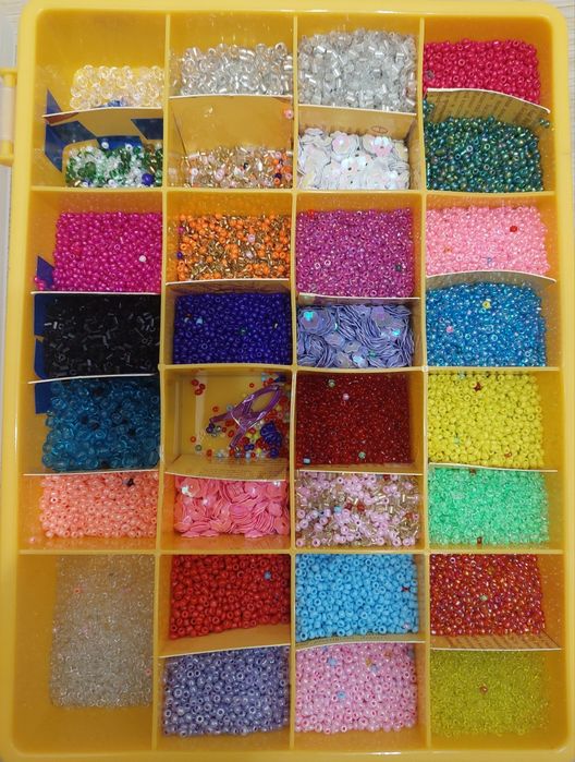 Набор бисеров в контейнере в Астане