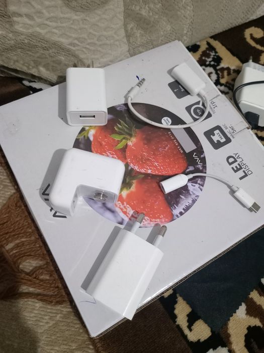 Разные адаптер питания для мобильных