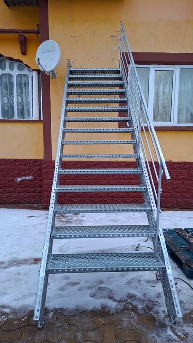 Confectionam scarii metalice zincate exterioare și pentru incendii , platforme, podete si balustrazi profesionale la cererea clientului . Asiguram tra