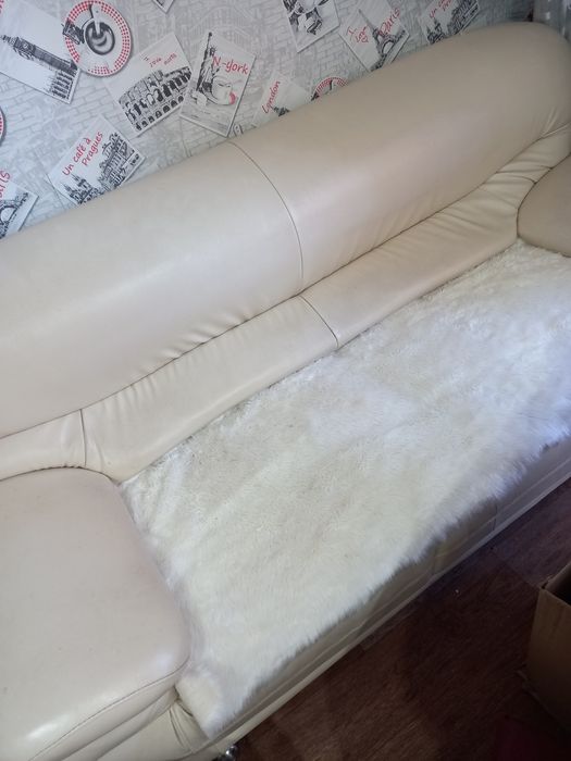 Продам кожаный диван.