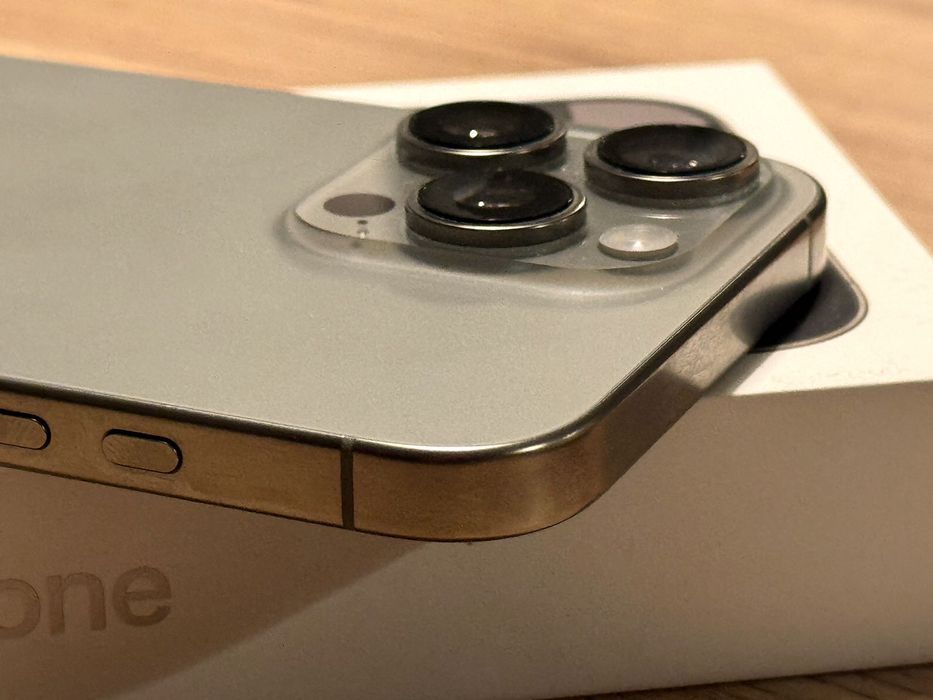 iPhone 16 Pro Max - 256GB - Natural Titanium + 2 кейса