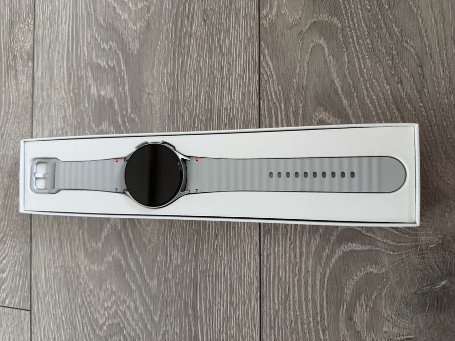 Samsung Galaxy Watch 7 44mm - отлично състояние , с гаранция и допълнителни каишки