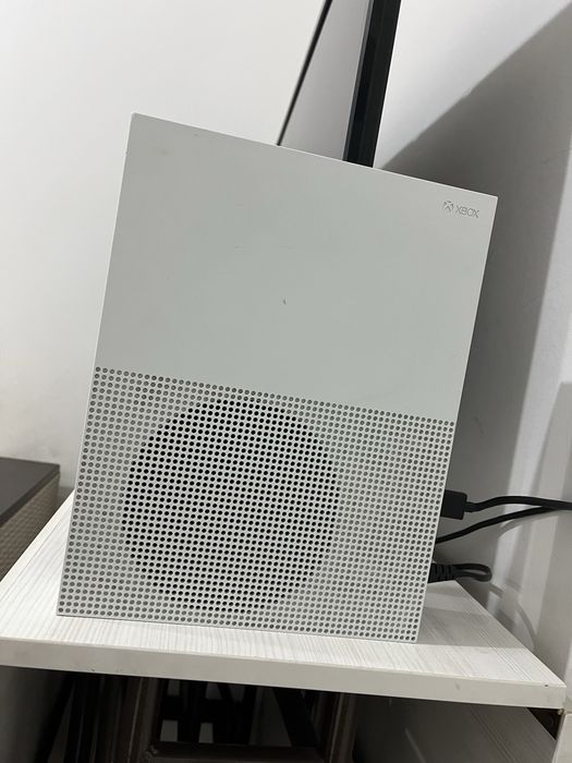 Продам Xbox one s на 1 ТБ СРОЧНО!