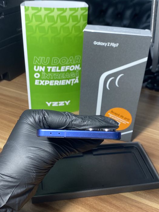 Samsung Galaxy Z Flip7 • 256 GB • Blue Shadow