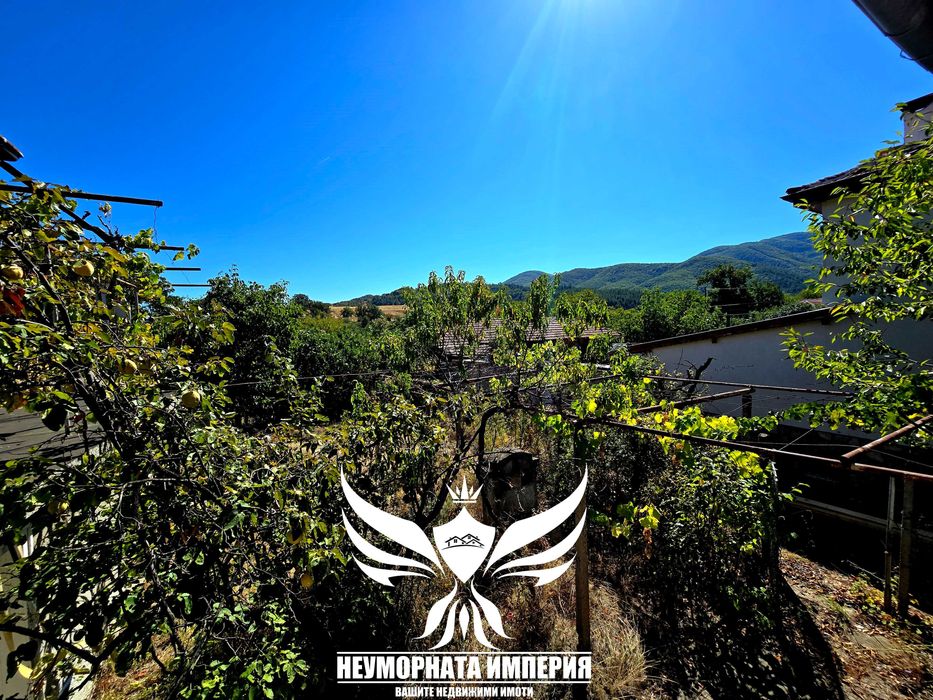 Продавам двуетажна вила/къща 140РЗП с 760кв.м. двор село Новаково