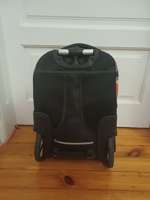 Ученическа раница с колела и презрамки