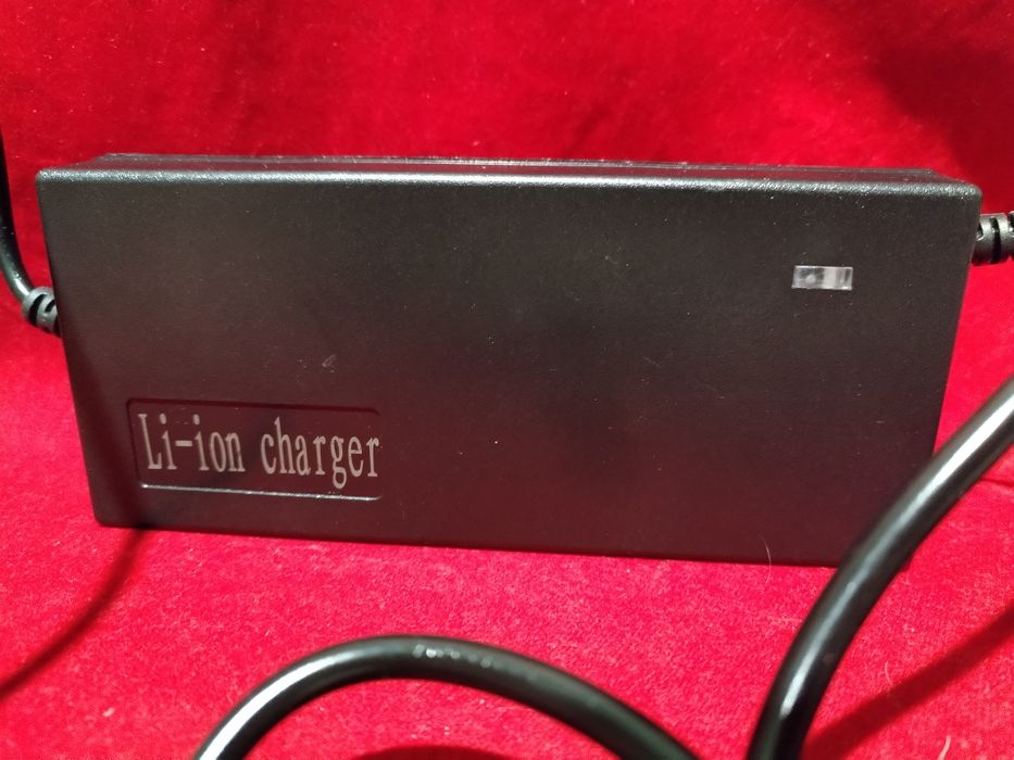 Charger Li-Ion 54,6v-2A cu doua mufe alimentare