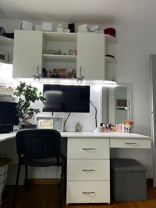 De vânzare birou/ mobilier cameră fete, compus din:

- birou in L, 2