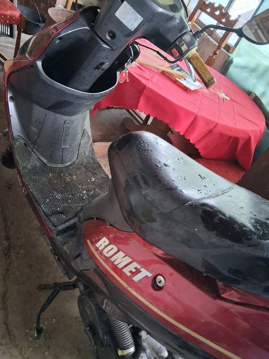 Vând scuter în 4 timpi pornire la buton și pedala detalii  în privat