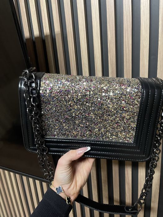 Разделям се с няколко чанти