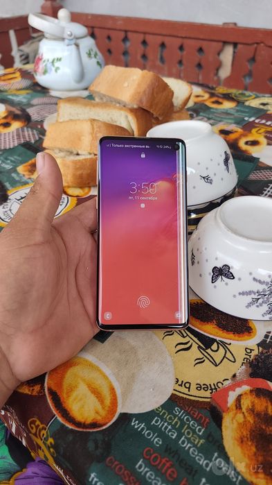 Samsung S 10  holati zoʻr ekraniga etibor beringlar chizigʻi bor