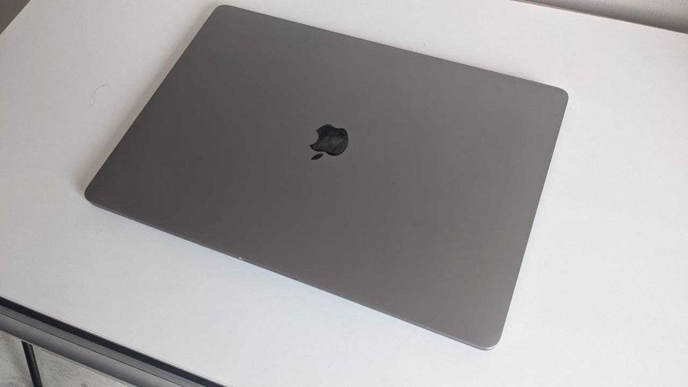 Apple macbook pro 15  a1990 2018  i7 32gb radeon 560x 4gb
