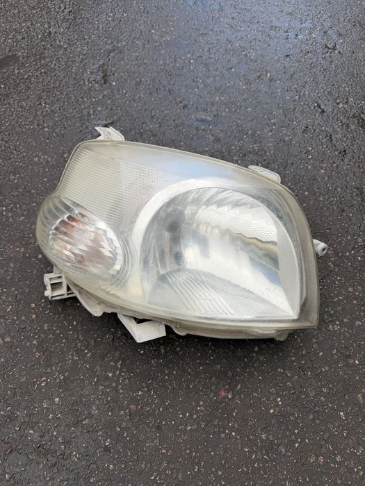 Правая фара на Daihatsu Esse