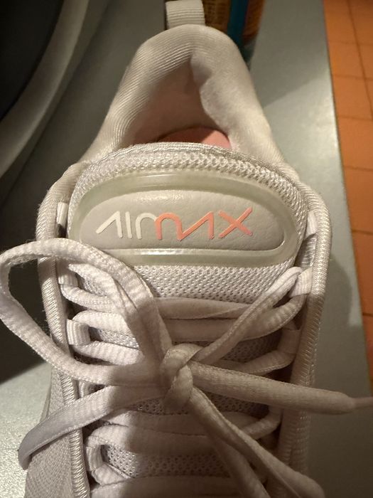 vand adidasi nike