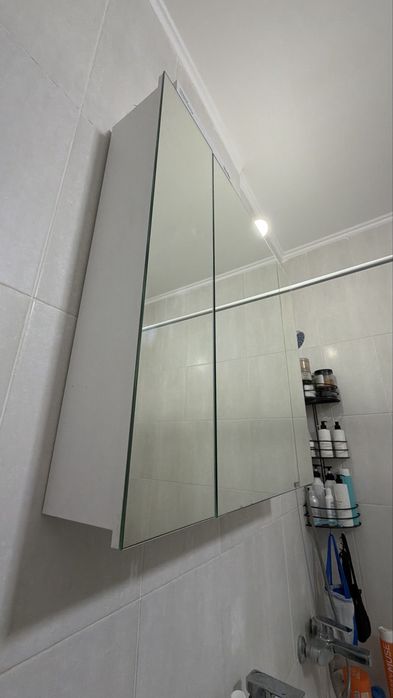 Продам в ванну зеркало шкаф