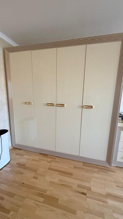 Мебель для спальни ( шкаф, комод и зеркало)