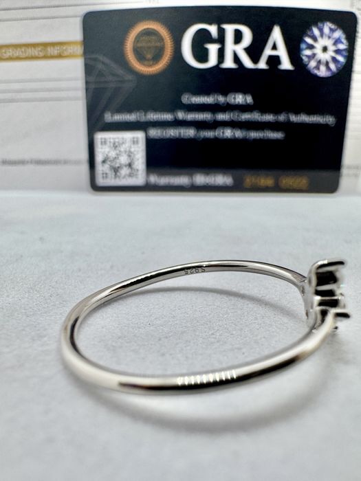 Сребърен пръстен с мойсанит ( диамант)