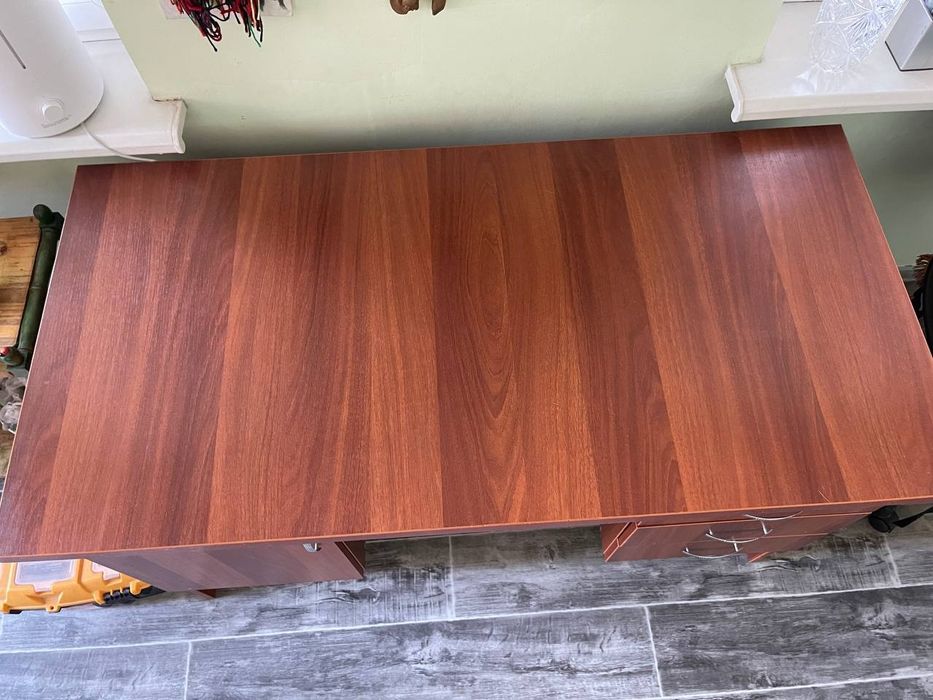 Продаётся письменный стол