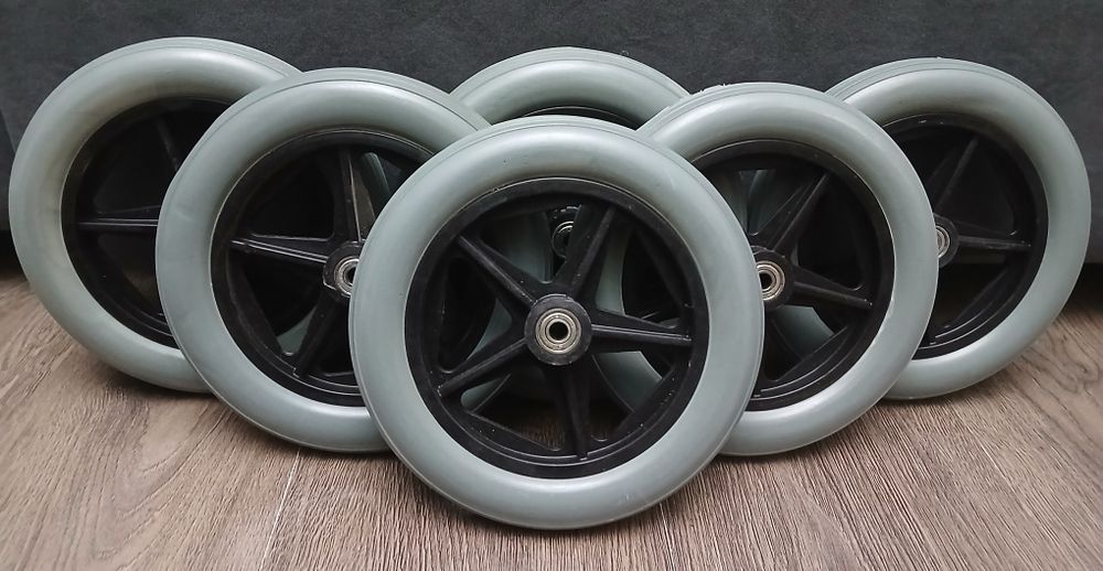 Покрышки колеса шины балоны отличного качества на инвалидную коляску..