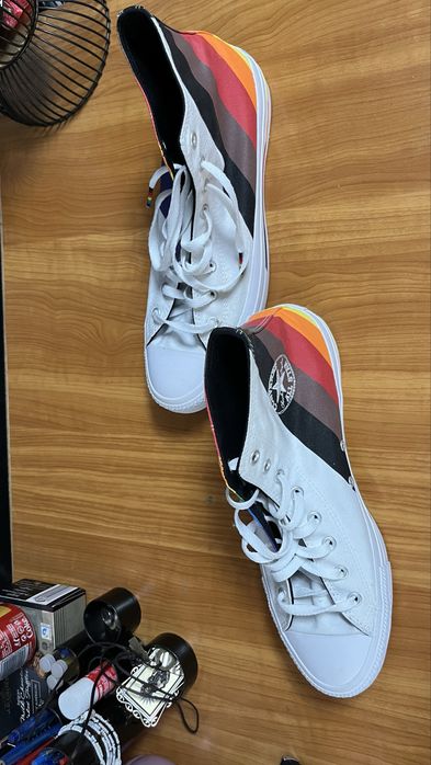 Converse, albe cu dungi