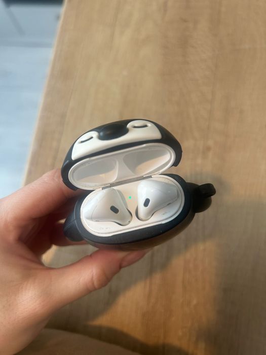 Apple AirPods Generația a 2-a – stare excelentă + husă pinguin