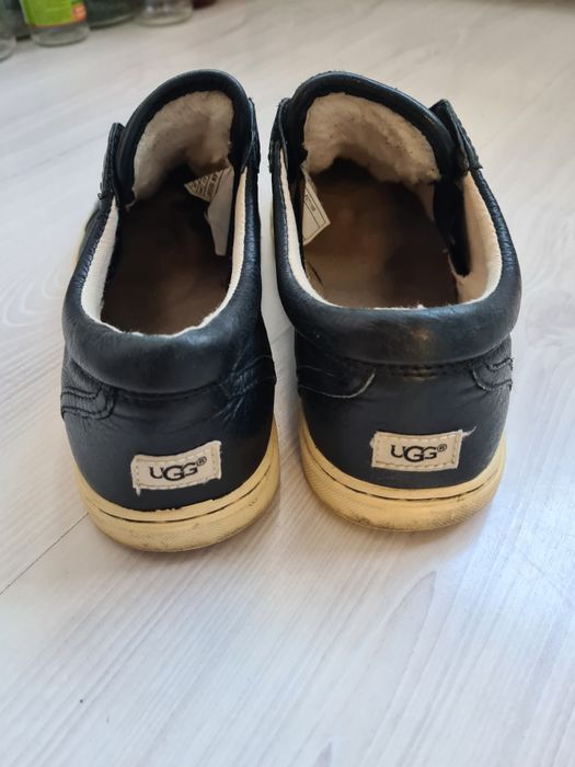 Vând tenisi UGG mărime 38 corespunde la 37