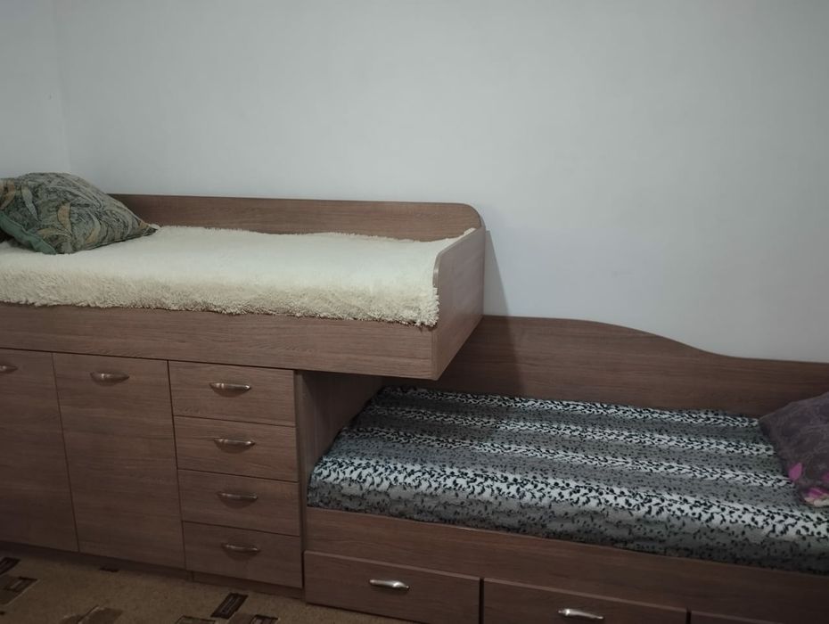 Продается кровать  и стол для 2-х детей.