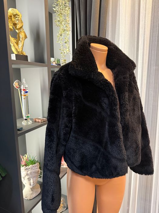 Черно пухено яке